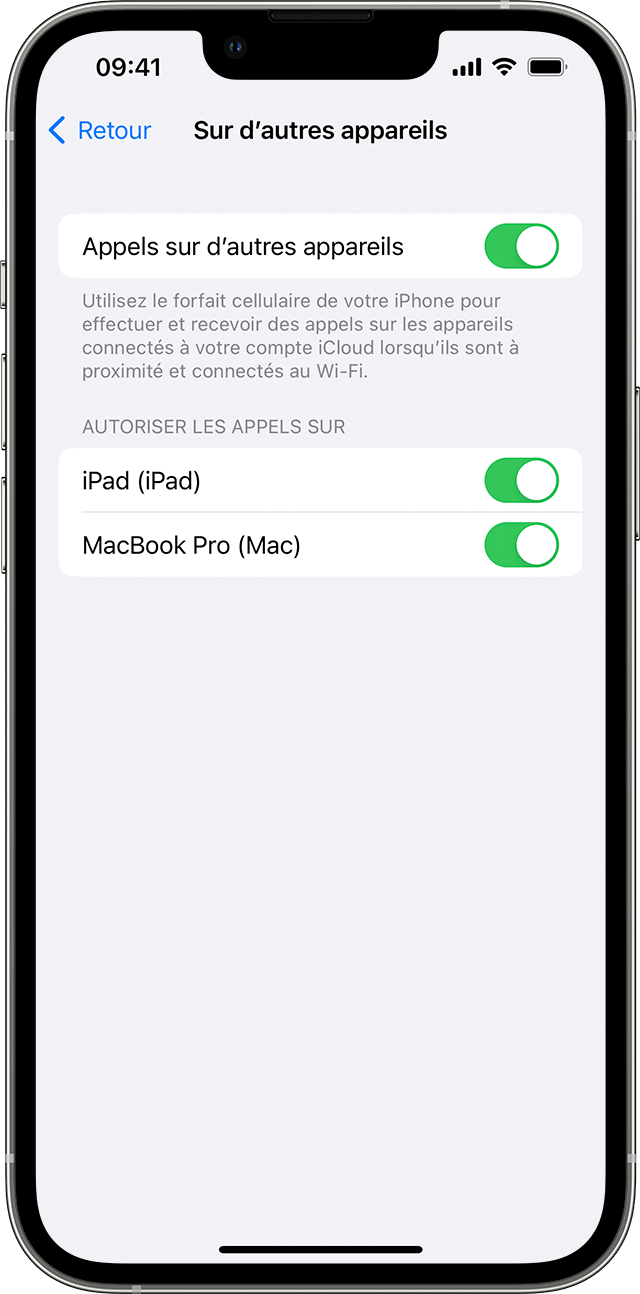 Un iPhone montrant l’écran d’appels sur d’autres appareils. La fonction Appels sur d’autres appareils est activée et autorise les appels sur l’iPad et le MacBook Pro de John.