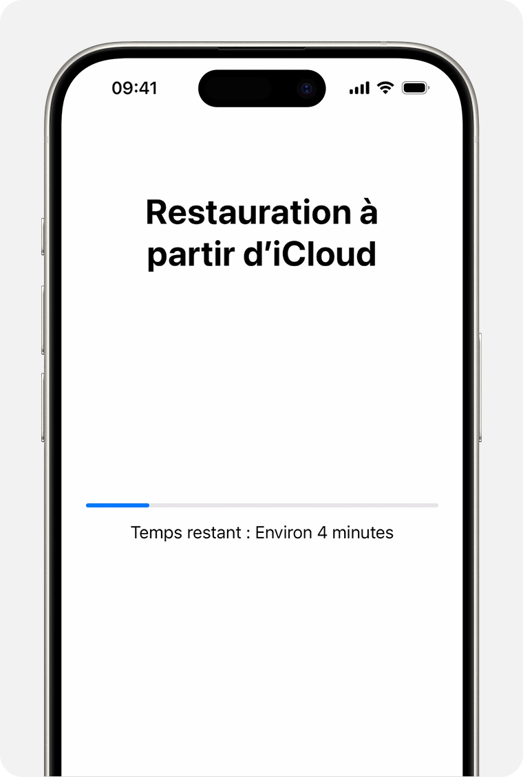 Un iPhone affichant l’état de la restauration de votre appareil à partir d’une sauvegarde iCloud