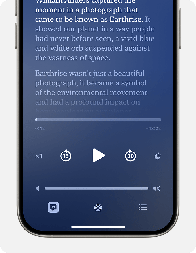 Sur un iPhone, une transcription de podcast est affichée avec le mini-lecteur en dessous. Dans la partie inférieure du mini-lecteur, le bouton Transcription est activé. Il se présente sous la forme d’une bulle de dialogue foncée avec un guillemet à l’intérieur et entourée d’un carré blanc.