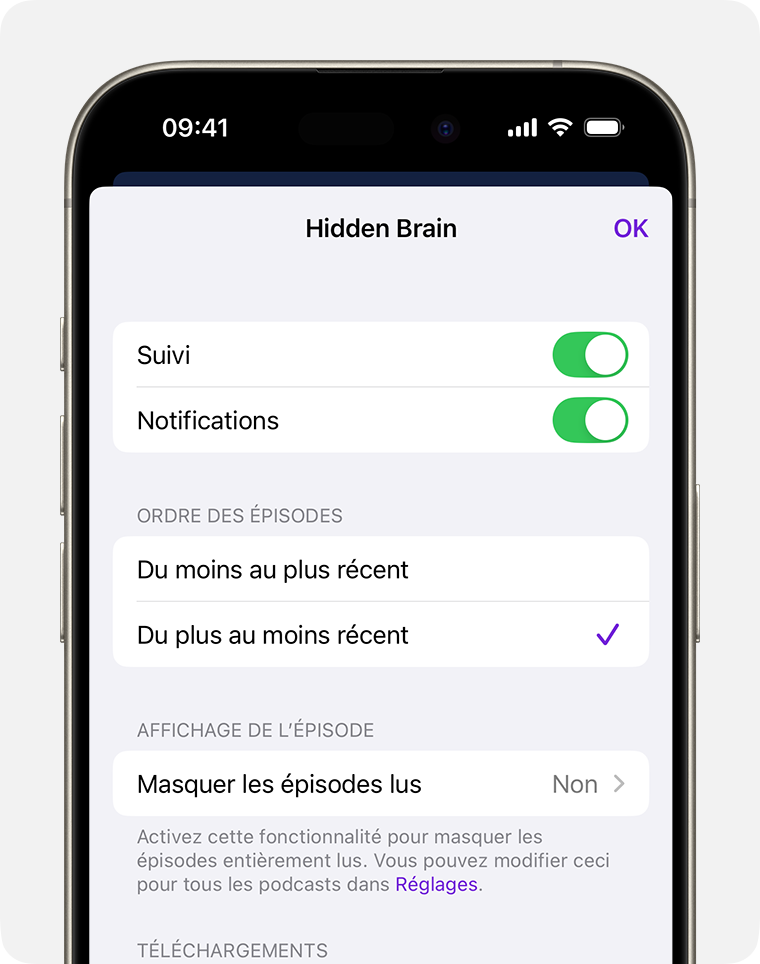 Sur un iPhone, la page du podcast est affichée. Sous la bannière du podcast, une flèche déroulante est sélectionnée et indique Épisodes. Le menu Épisodes affiche les options Tous les épisodes, Non lus, Téléchargés et Épisodes pour abonnés. L’option Tous les épisodes est sélectionnée.