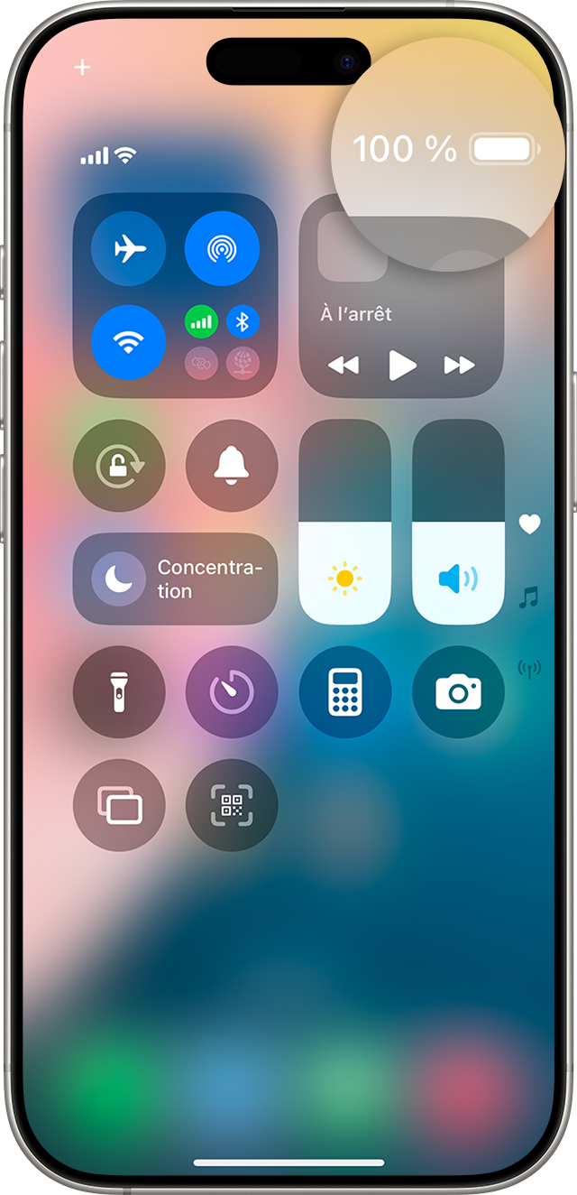Écran d’iPhone avec le centre de contrôle affichant le pourcentage de charge de la batterie à 100 %