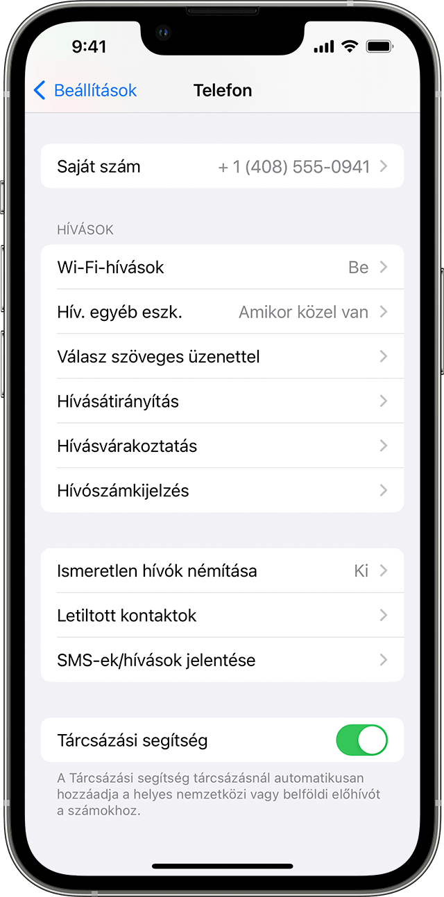 Egy iPhone, amelyen a Telefon képernyő látható, és a Wi-Fi-hívások funkció be van kapcsolva.