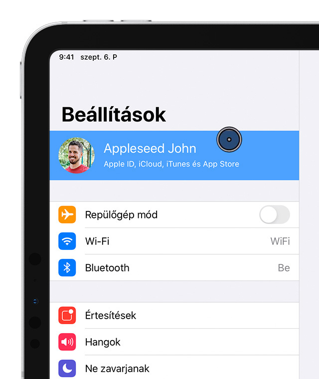 iPad készülék Beállítások képernyője, John Appleseed fiókját kiválasztó mutatóval.