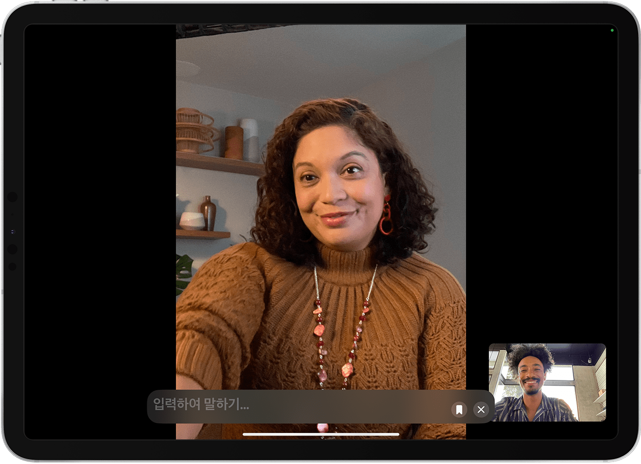 iPad OS 17이 설치된 iPad Pro의 FaceTime, 실시간 말하기