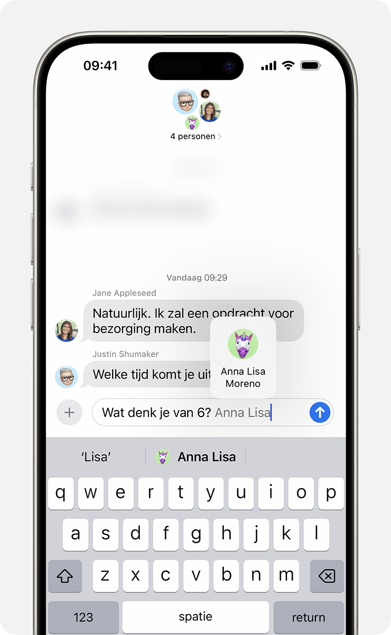 iPhone waarop te zien is hoe je een vermelding verstuurt in een sms. Typ @ gevolgd door de naam.