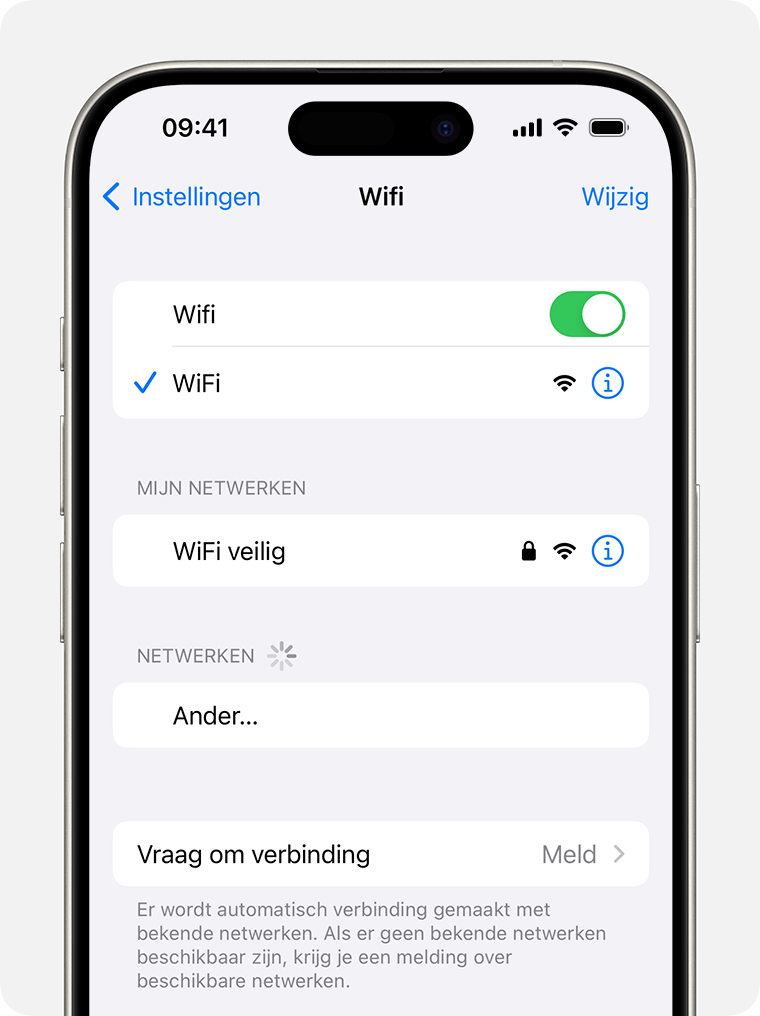 Een iPhone met het scherm 'Wifi'. Naast de naam van het wifinetwerk staat een blauw vinkje.