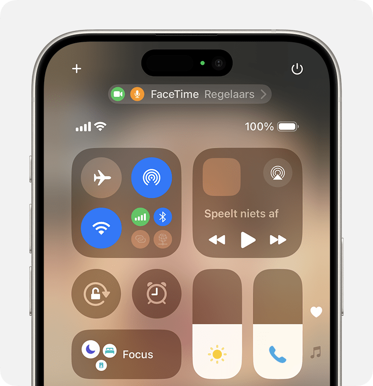 iPhone die het bedieningspaneel weergeeft. De knop FaceTime Controls bevindt zich bovenaan het scherm.