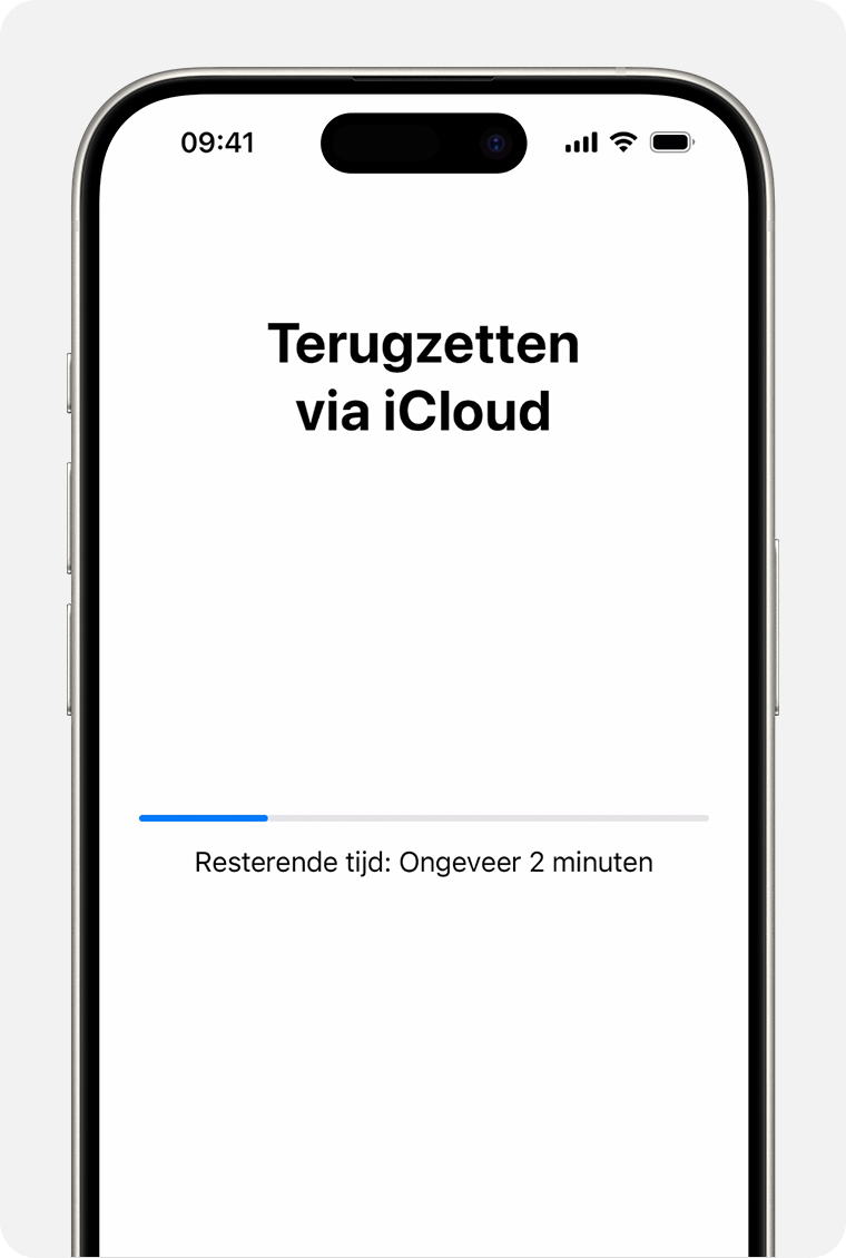 Een iPhone met de status van het terugzetten van een iCloud-reservekopie op je apparaat