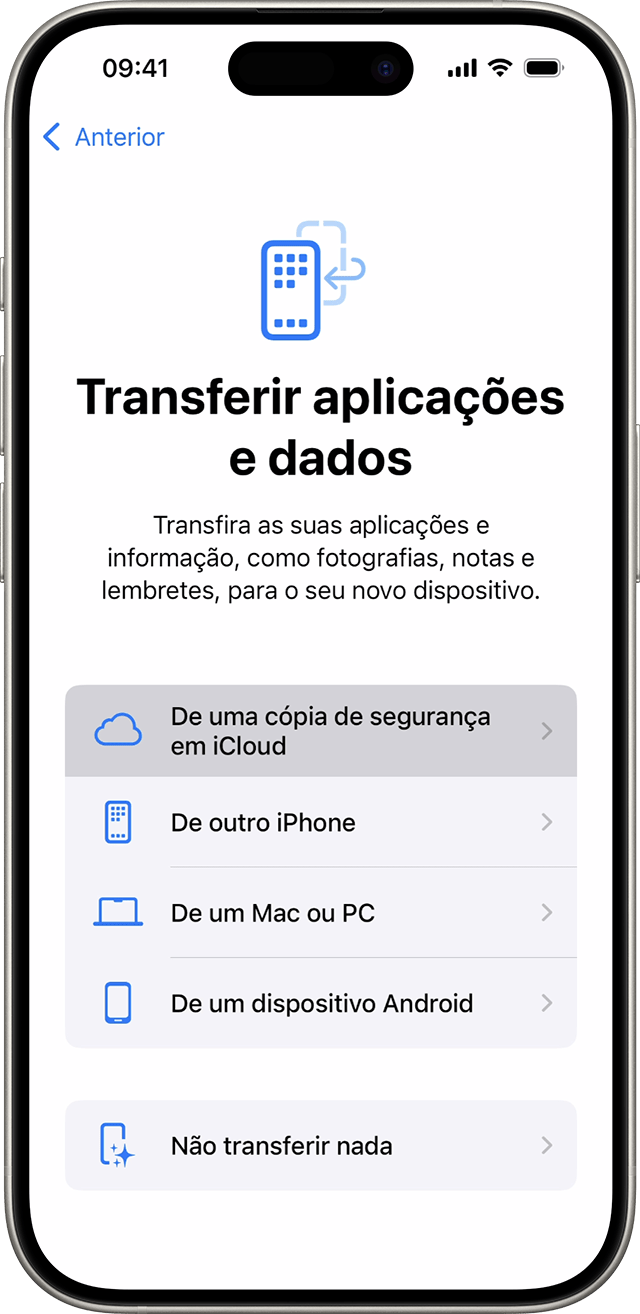 Um iPhone a mostrar o ecrã Aplicações e dados com a opção “Restaurar a partir de iCloud” selecionada