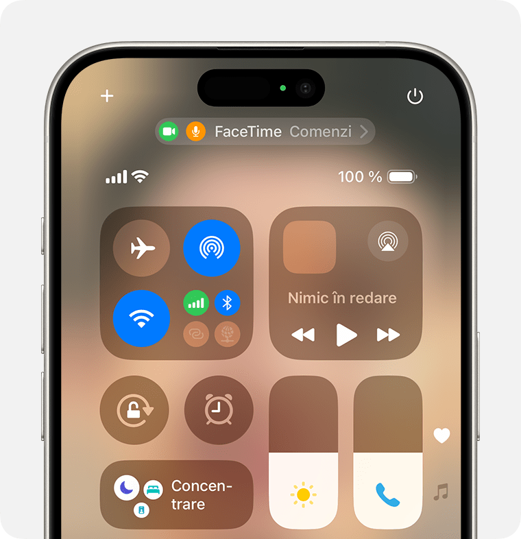 iPhone afișând centrul de control. Butonul Comenzi FaceTime se află în partea de sus a ecranului.