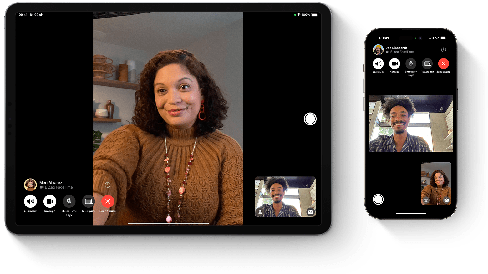 Екрани iPad та iPhone, на яких відображається виклик FaceTime, учасники якого спілкуються через відеозв’язок.