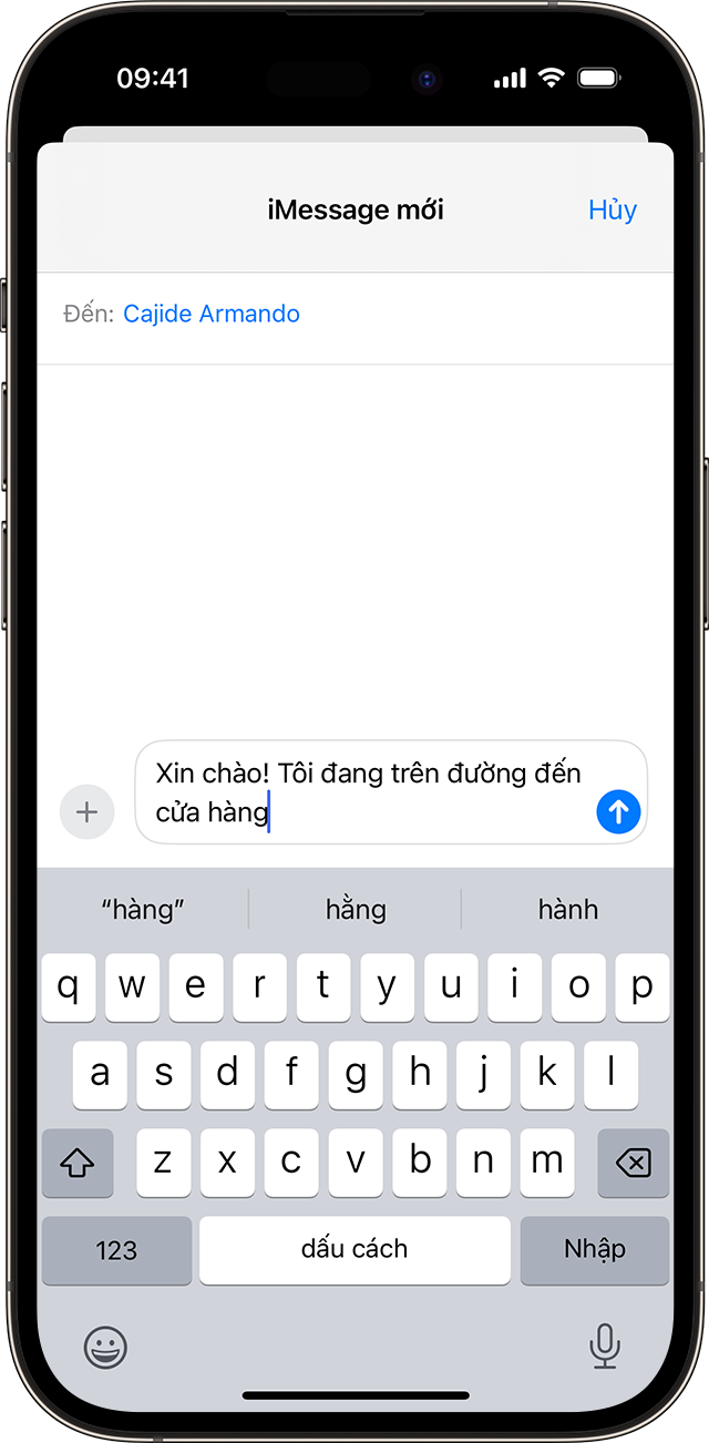 Màn hình iPhone hiển thị văn bản dự đoán khi bạn nhập một từ trong Tin nhắn.