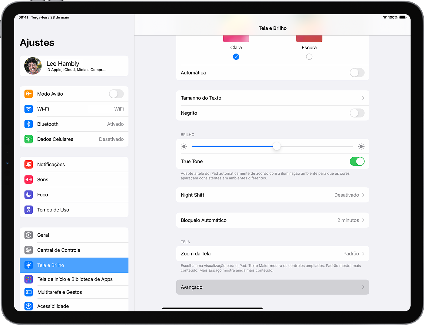Um iPad mostrando os ajustes de Tela e Brilho com o menu Avançado selecionado.