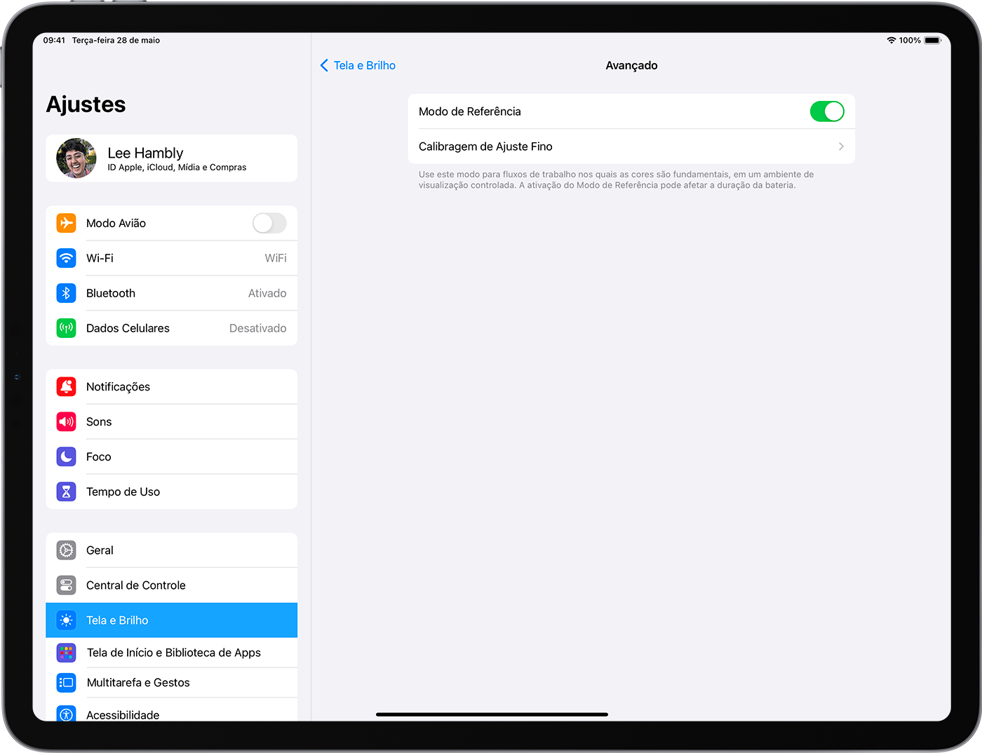 Um iPad mostrando os ajustes avançados de Tela e Brilho. O Modo de Referência está ativado.