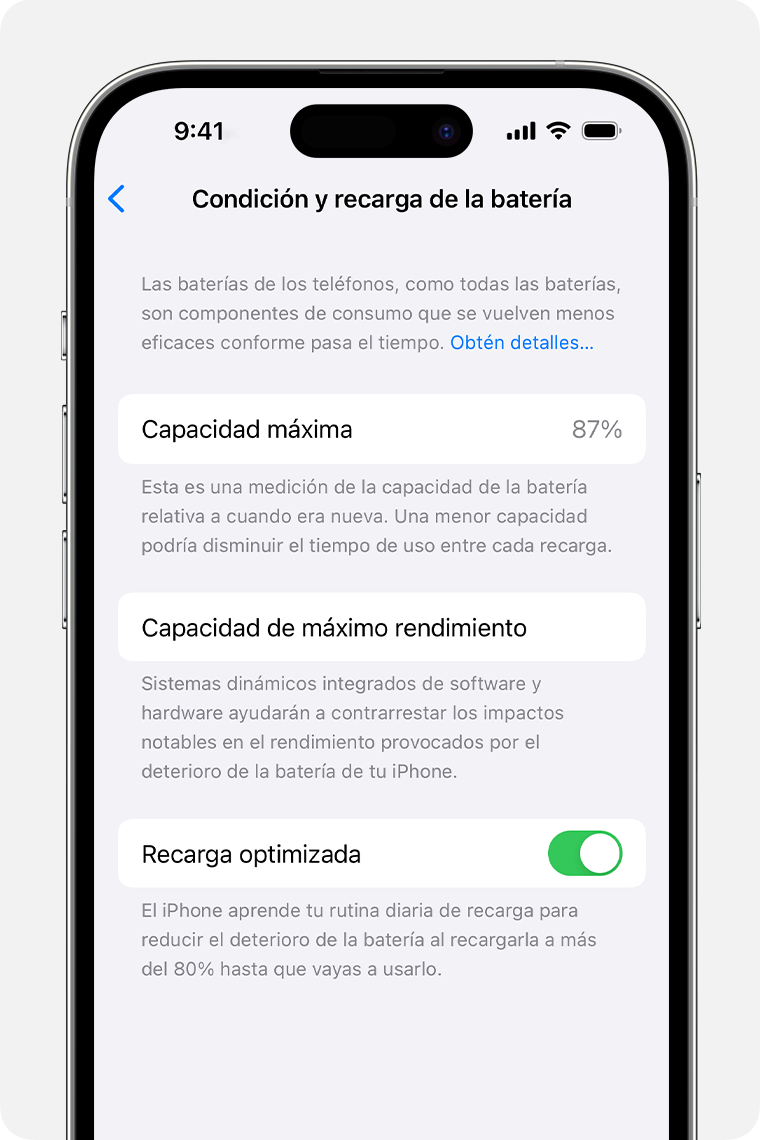 La pantalla Condición y recarga de la batería, donde se muestra la capacidad máxima, la capacidad de máximo rendimiento y los controles para la recarga optimizada y la recarga con energía limpia.