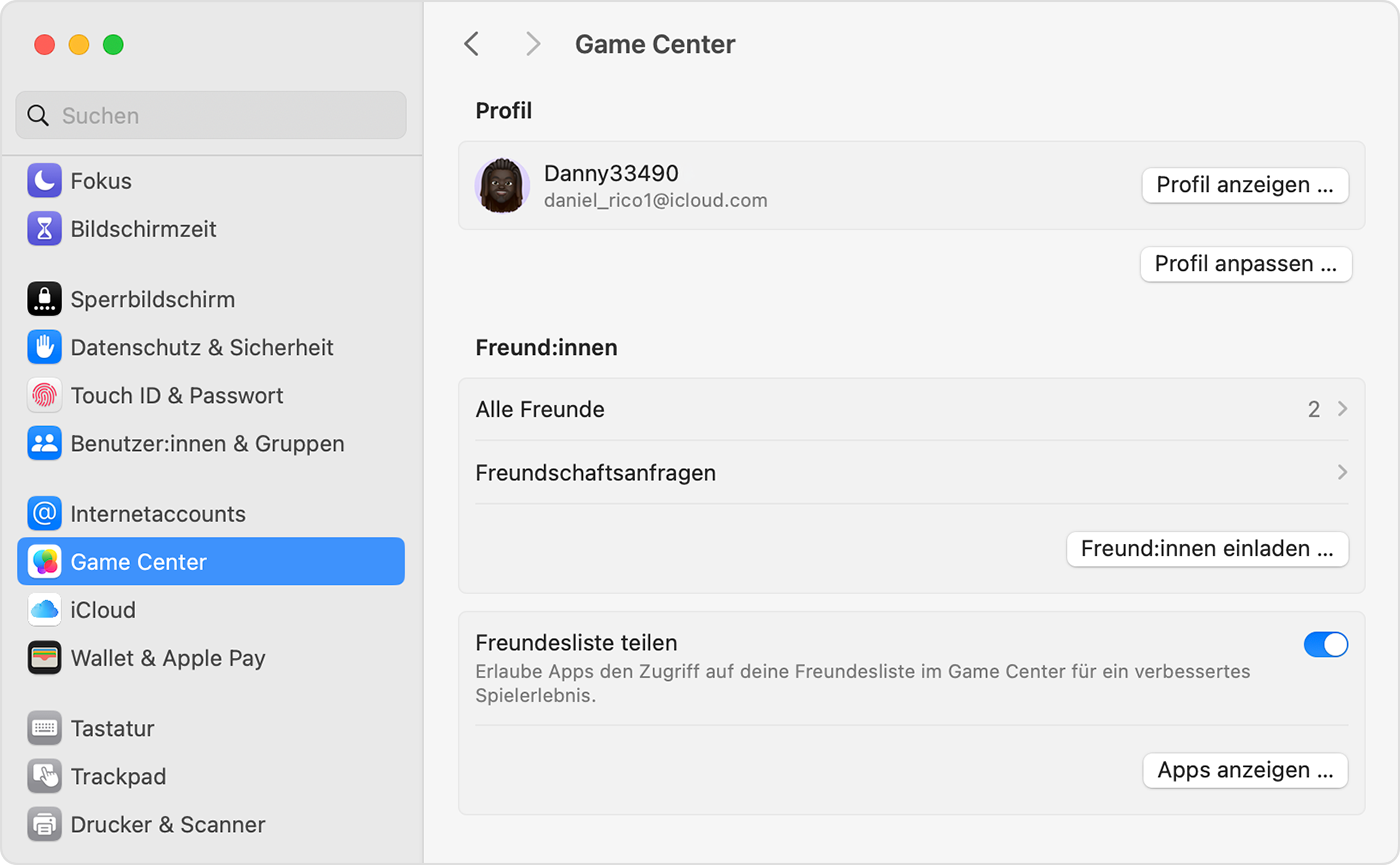 Auf einem Mac sind die Systemeinstellungen geöffnet und „Game Center“ ist ausgewählt. Ein Benutzer ist angemeldet und hat die Optionen, sein Profil anzuzeigen oder anzupassen, seine Freunde zu verwalten oder seine Freundesliste zu teilen.