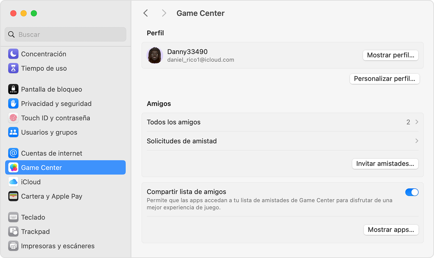 En un Mac, los Ajustes del sistema están abiertos y Game Center está seleccionado. Un usuario ha iniciado sesión y tiene opciones para mostrar o personalizar su perfil, gestionar sus amigos o compartir su lista de amigos.