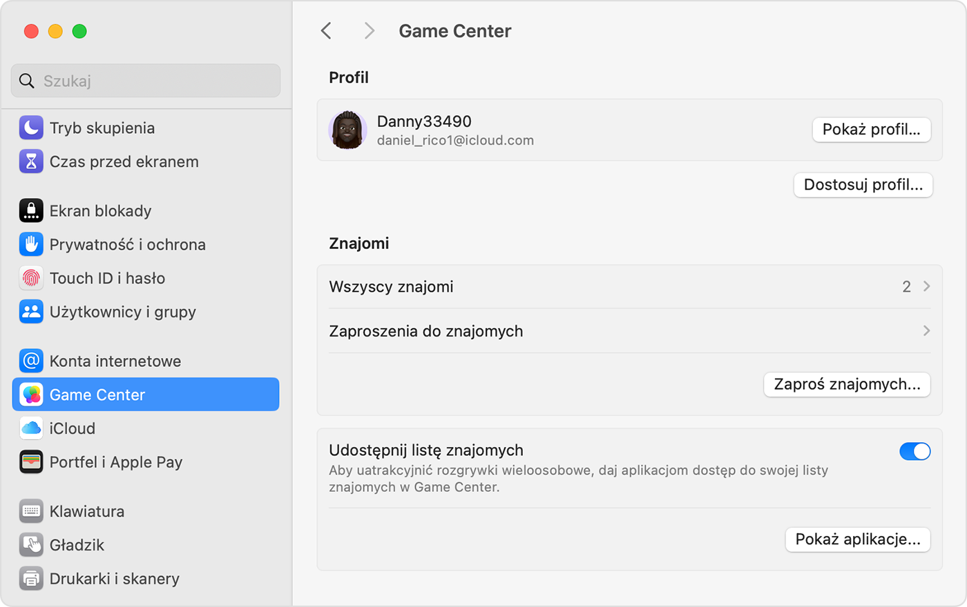 Mac z otwartymi Ustawieniami systemowymi i wybraną usługą Game Center. Użytkownik jest zalogowany i ma możliwość dostosowania swojego profilu, zarządzania znajomymi oraz udostępnienia swojej listy znajomych.