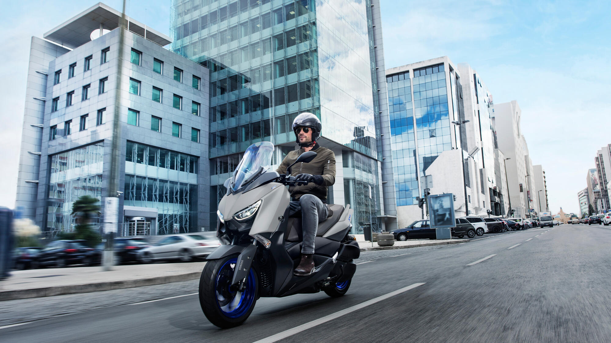 2021-Yamaha-XMAX300-EU-Icon_Grey-Action-002-03