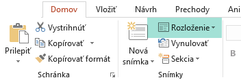 Tlačidlo Rozloženie na karte Domov v PowerPointe obsahuje všetky dostupné rozloženia snímok.