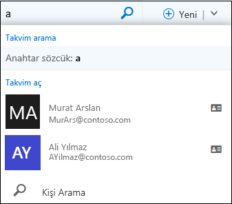 Takvim Arama kutucuğuna bir şey yazdığınızda görünen ve yazdığınızı kişi listenizle veya dizininizle eşleştiren Takvim arama listesi.