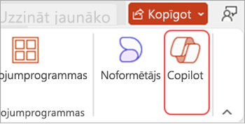 Ekrānuzņēmums ar pogu Copilot programmā PowerPoint lentes izvēlnē