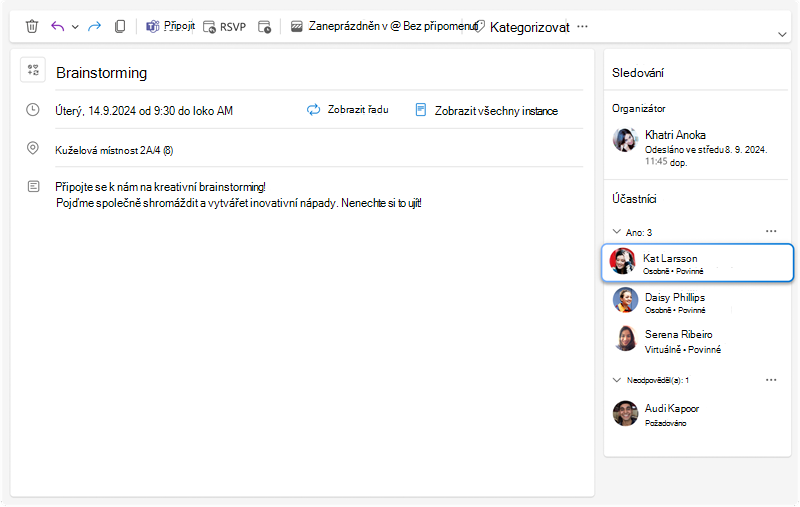 Obrázek znázorňuje podokno sledování schůzky, kde je možné zobrazit všechny odpovědi pro každou pozvanou osobu spolu s novými dodatečnými informacemi o tom, jestli se každý účastník zúčastní "osobně" nebo "virtuálně".