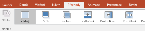 Karta Přechody na Pásu karet v PowerPointu.