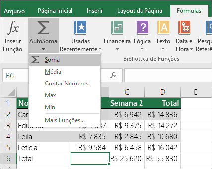 Você pode usar o Assistente de AutoSoma para criar uma fórmula de soma automaticamente.  Selecione um intervalo acima/abaixo ou à esquerda/à direita do intervalo a ser somado e vá para a guia Fórmula na Faixa de Opções, selecione AutoSoma e SOMA.