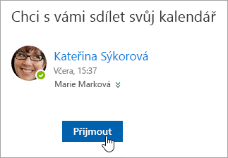 Snímek obrazovky s tlačítkem Přijmout v e-mailu s oznámením o sdílení kalendáře