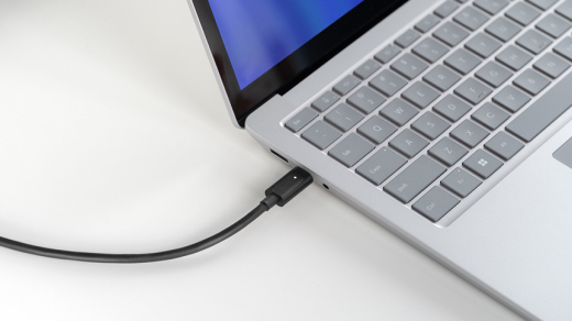 Um dispositivo portátil Surface a ser carregado com um cabo USB-C.