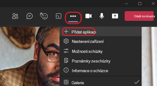 Obrázek ukazuje, jak přidat aplikaci během schůzky v Teams.
