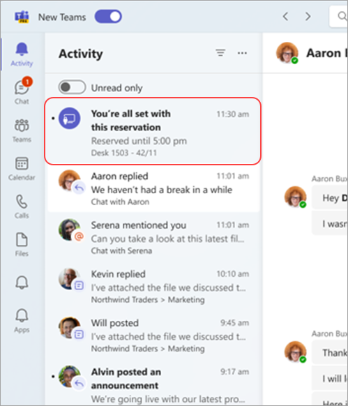 プラグイン時の Teams アクティビティ フィードでの予約可能なデスクの予約確認を示すスクリーンショット。