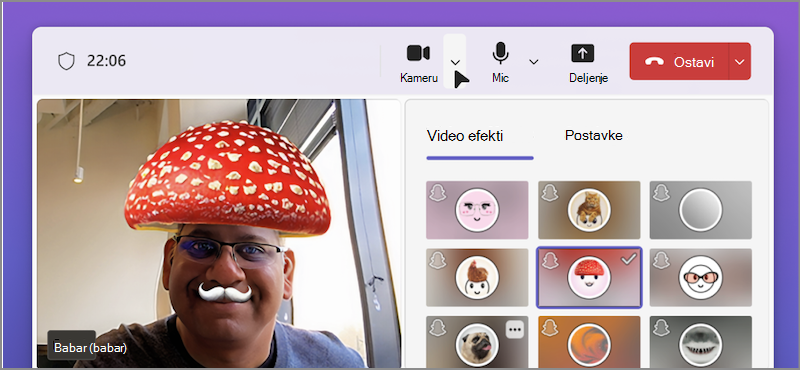 Snimak ekrana osobe koja koristi video filtere u Teams video pozivu.