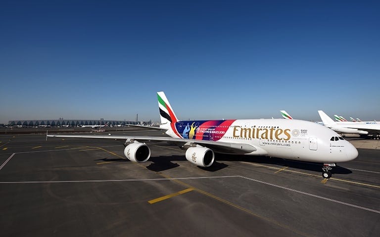 Emirates A380 com pintura especial do ICC no Dubai Internacional