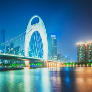 Liede Bridge e horizonte de Cantão à noite