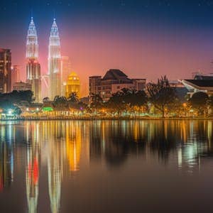 Petronas Twin Towers e o horizonte de Kuala Lumpur à noite