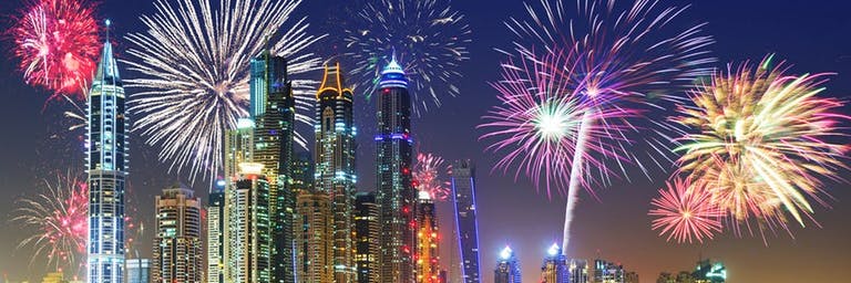 fogo de artifício colorido na Marina do Dubai