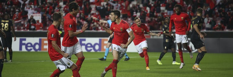 SL Benfica celebrating goal on field