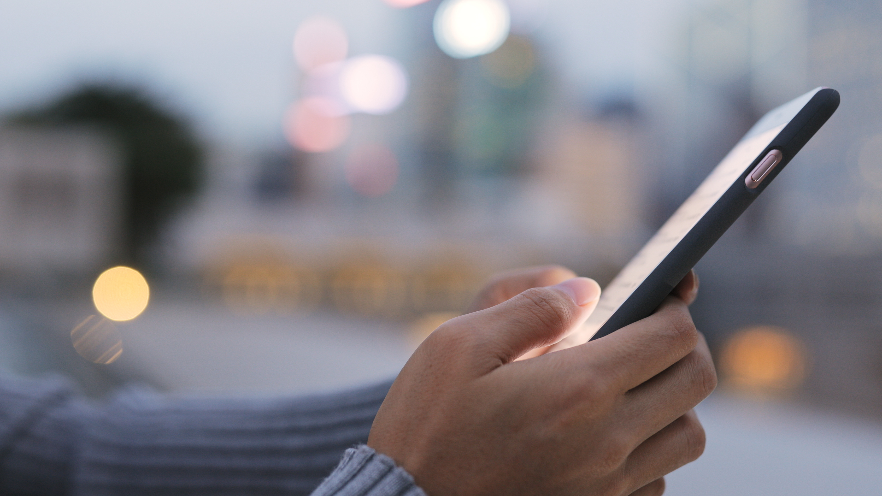 Woman use of mobile phone 