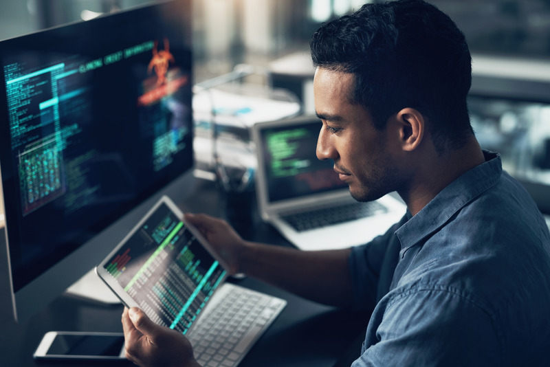 foto di un uomo che osserva il computer