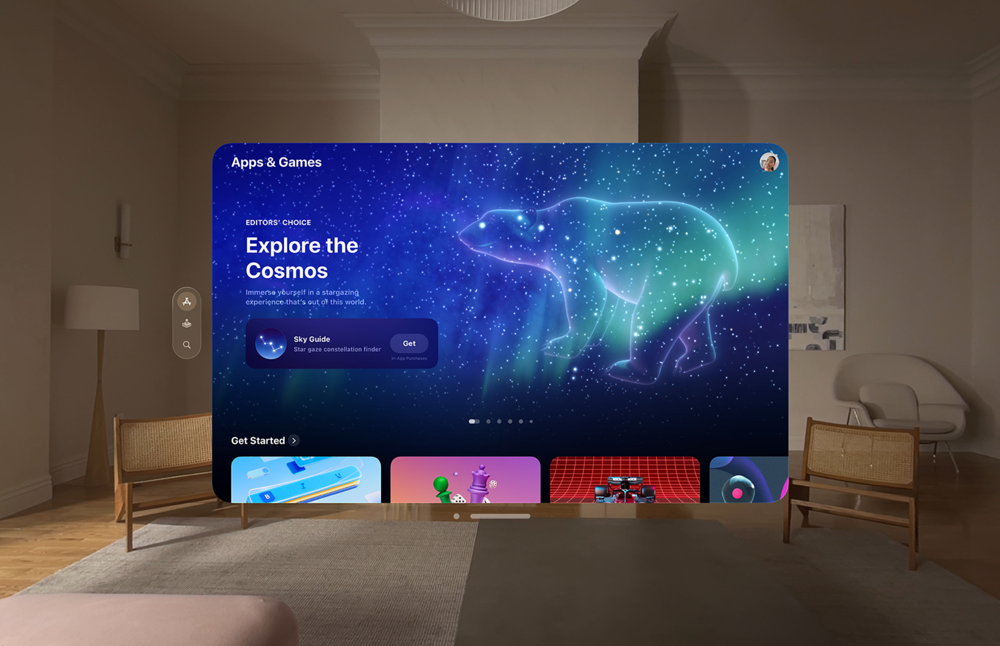 リビングルームに映し出されたApple Vision ProのApp Storeに「Explore the Cosmos（宇宙を探索しよう）」という見出しが付いた、おおぐま座の大きな画像が表示されている。