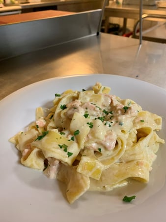 Pappardelle al salmone (spezialitàt nicht immer auf der karte)