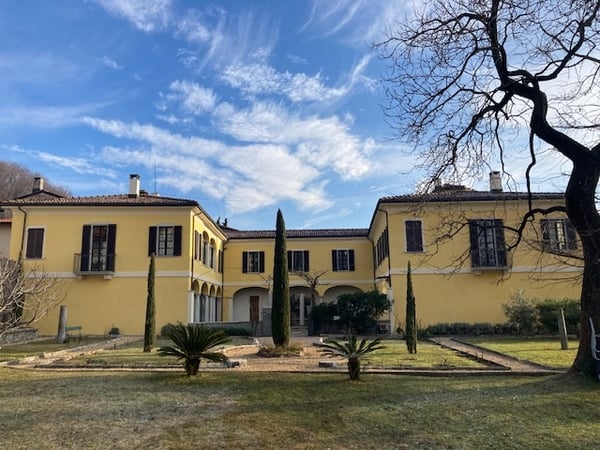 Risanamento facciata - villa d'epoca a Besazio