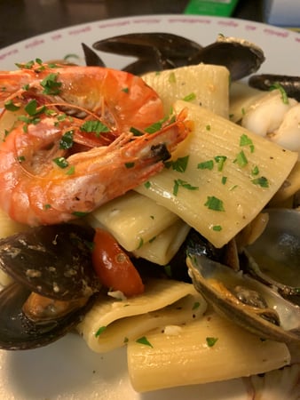 Paccheri allo Scoglio mit unsere frische meeresfrüchte (täglich geliefert)