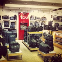 Photo prise au Ambassador Luggage &amp;amp; Leather Goods Store par Subhan Z. le8/7/2013