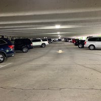 รูปภาพถ่ายที่ Underground Atlanta Parking Deck โดย Stephen G. เมื่อ 8/11/2019