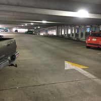 รูปภาพถ่ายที่ Underground Atlanta Parking Deck โดย Stephen G. เมื่อ 8/19/2018