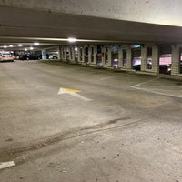 รูปภาพถ่ายที่ Underground Atlanta Parking Deck โดย Stephen G. เมื่อ 11/25/2018