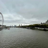 Photo taken at Hungerford &amp; Golden Jubilee Bridges by Nadir | نادر on 10/14/2024